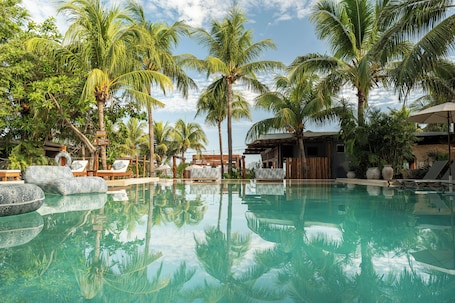 Outdoor pool, open 8:00 AM to 8:00 PM, pool umbrellas, sun loungers. Hotel Villas Caracol