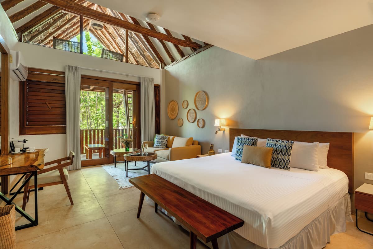 Phòng Junior, ban công, quang cảnh một góc biển | 3 phòng ngủ, minibar, két bảo mật tại phòng