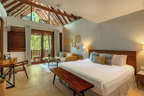 Minibar, caja de seguridad en la habitación, wifi gratis y ropa de cama