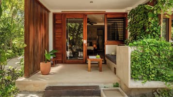 Chambre Junior, vue piscine | Terrasse/Patio