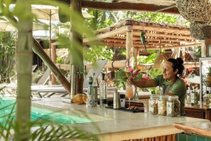 2 bares, bar junto a la piscina