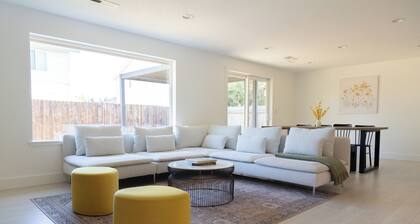 Spacious house in Vancouver with Private Movie Theater and Golf Simulator!