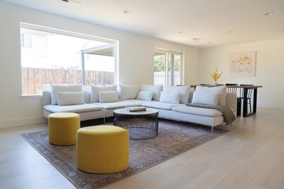 Spacious house in Vancouver with Private Movie Theater and Golf Simulator!