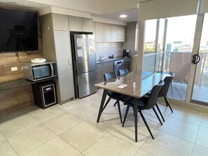 Kühlschrank, Mikrowelle, Ofen, Geschirrspüler