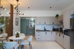 Fridge, microwave, oven, coffee/tea maker - PrivateTerrace-1br-Comfy-Modern-WiFi-AC-YellowKey (Santo Domingo)