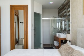 1 soverom og strykejern/-brett