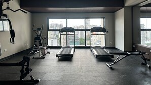 Ein Fitnessstudio mit Laufbändern, Kraftgeräten und Trainingsgeräten.