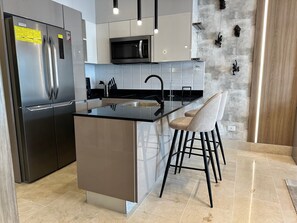 Kühlschrank, Mikrowelle, Ofen, Wasserkocher mit Kaffee-/Teezubehör