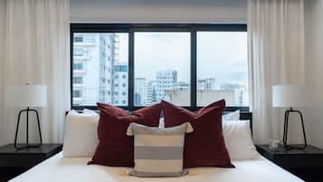 Tabla de planchar con plancha, wifi, ropa de cama