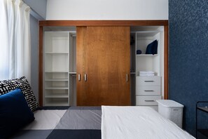 3 slaapkamers, een strijkplank/strijkijzer, internet, beddengoed