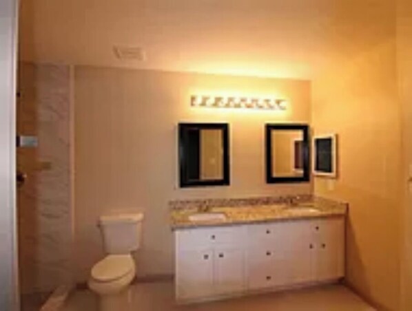 Shower, hair dryer, towels, soap - Enjoyable 4-bedroom house in Katy (Katy)