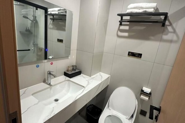 A modern bathroom with a white sink, a mirror, a toilet, and a towel rack. - Lavande Hotel Shenzhen Longgang Dayun Center Jixiang Metro Station (Shenzhen)