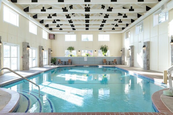 Inomhuspool och utomhuspool