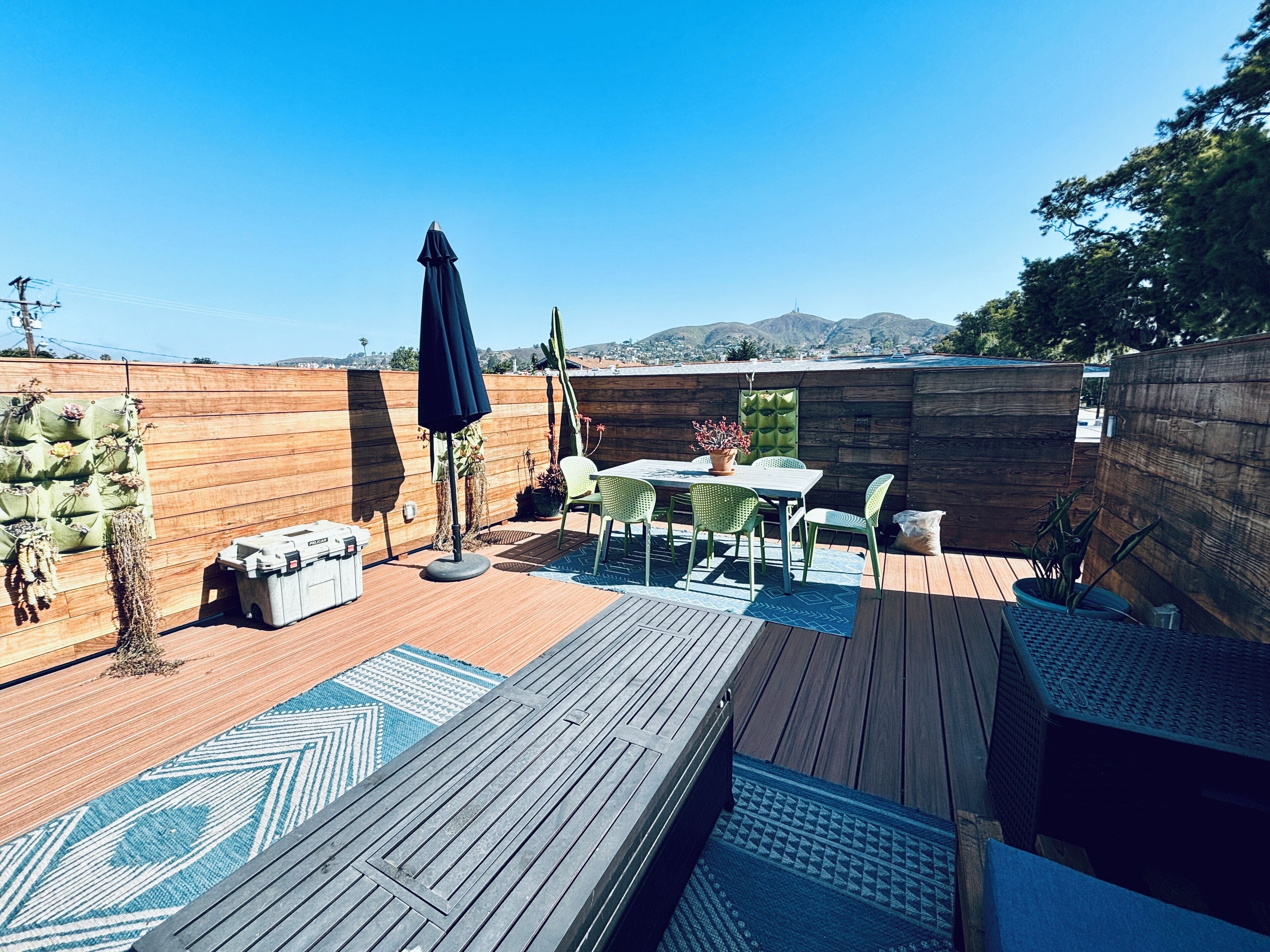 Peaceful 2-bed, 1.5 bath home w/ very private rooftop deck & mountain views