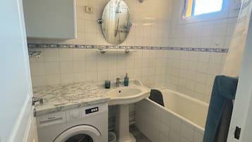 SĂšche-cheveux, serviettes fournies, savon, papier toilette