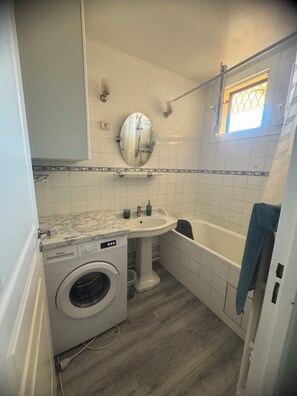 Hair dryer, towels, soap, toilet paper - Appartement Proche Aéroport (Marignane)