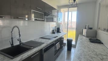 Réfrigérateur, micro-ondes, four, plaque de cuisson