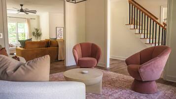 Smart-tv, videospil, bordtennisbord, videobibliotek