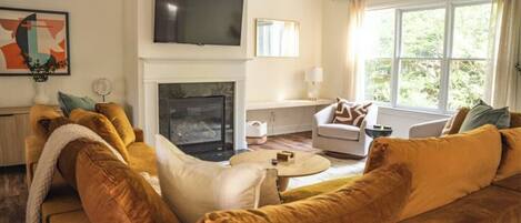 Smart-tv, tv-spel, ett bordtennisbord och ett filmbibliotek