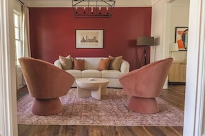 Smart TV, video games, ping pong, video library - The Southern Peach Mansion - Entire Home in the Heart of Atlanta, GA (Atlanta)