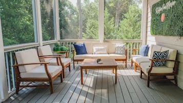 Smart-tv, videospil, bordtennisbord, videobibliotek