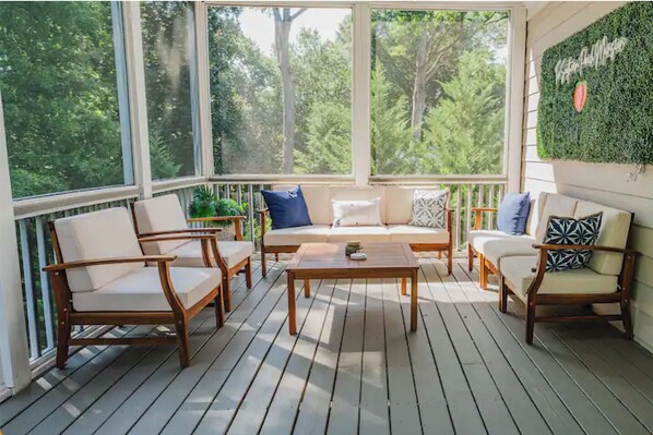 Smart TV, video games, table tennis, video library - The Southern Peach Mansion - Entire Home in the Heart of Atlanta, GA (Atlanta)