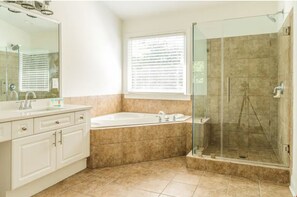 Douche, baignoire à remous, séchoir à cheveux, serviettes fournies