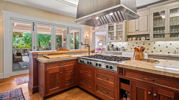 Réfrigérateur, four, plaque de cuisson, lave-vaisselle