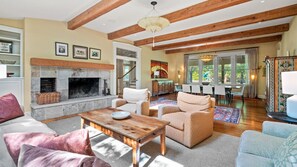 Télévision, cheminée