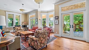 Televisión y chimenea