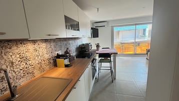 Een microgolfoven, een oven, een kookplaat