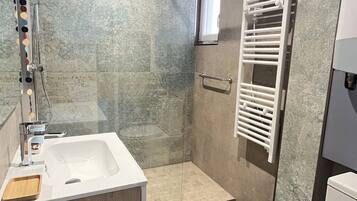 Regadera, secadora de cabello, jabón, papel de baño