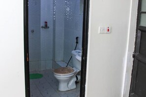 Douche, séchoir à cheveux, bidet, serviettes fournies