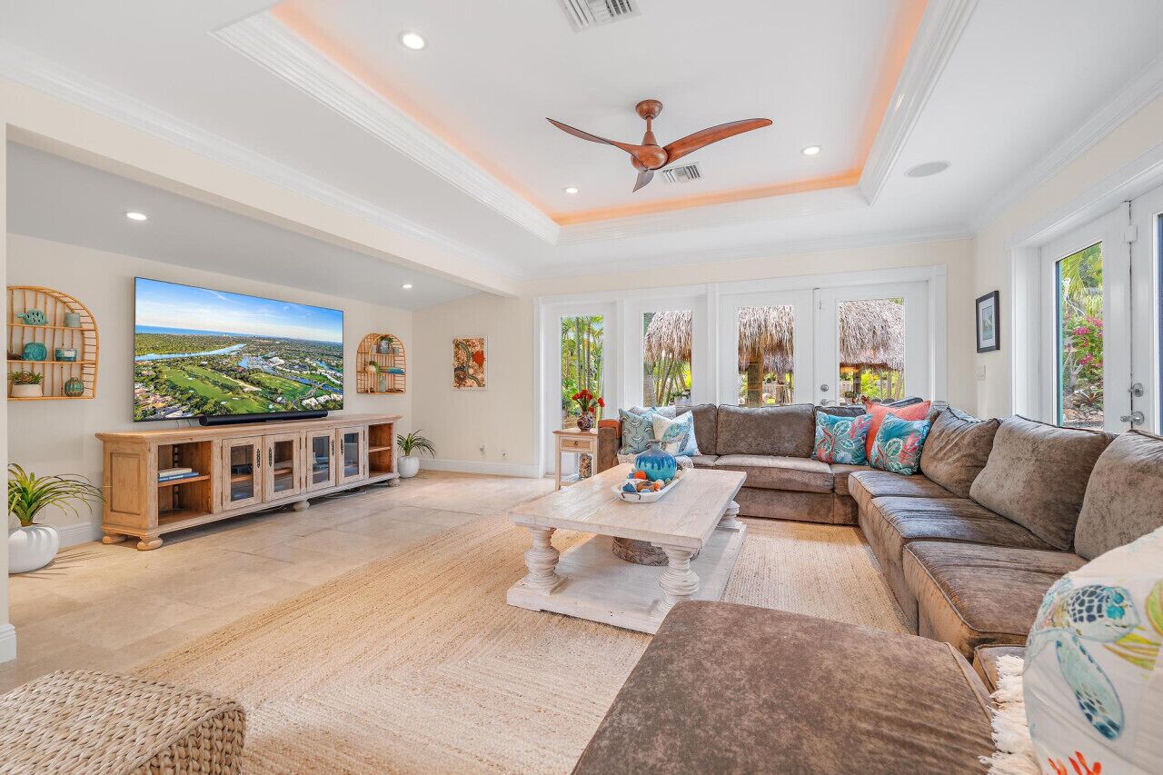 Smart TV, chimenea, tenis de mesa y libros 