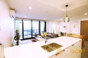 TV - 2bd 2bth - Chic Apt in Woden CBD (Phillip)