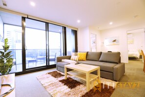TV - 2bd 2bth - Chic Apt in Woden CBD (Phillip)
