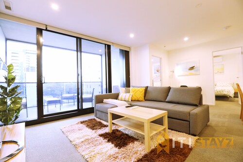 2bd 2bth - Chic Apt in Woden CBD