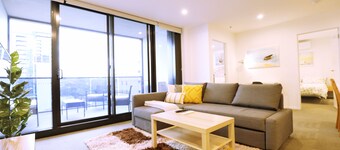 2bd 2bth - Chic Apt in Woden CBD