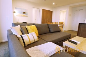 TV - 2bd 2bth - Chic Apt in Woden CBD (Phillip)