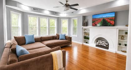 Beautiful 3-Bedroom Apartment, Free WiFi & AC, 18 Minutes to Downtown Chicago