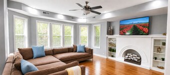 Beautiful 3-Bedroom Apartment, Free WiFi & AC, 18 Minutes to Downtown Chicago