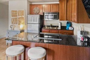 Micro-ondes, plaque de cuisson, cafetière/bouilloire, grille-pain