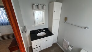 Towels, soap, shampoo, toilet paper - The Riverbank Bungalow (Thessalon)