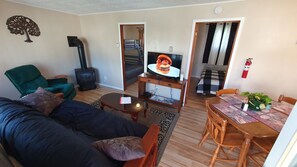 2 bedrooms, free WiFi, bed sheets - The Riverbank Bungalow (Thessalon)
