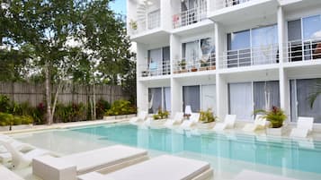 Una piscina al aire libre