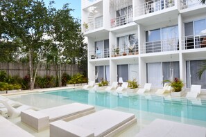 Una piscina al aire libre