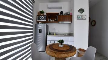 Estudio superior, 1 cama King size, alberca privada | Cocina privada