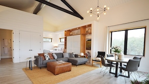 Smart TV, music library, printers - i stayed at 311 b . . . designer guest studio in tranquil residential setting (Buda)