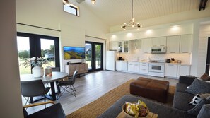 Una Smart TV, una biblioteca de música, una impresora