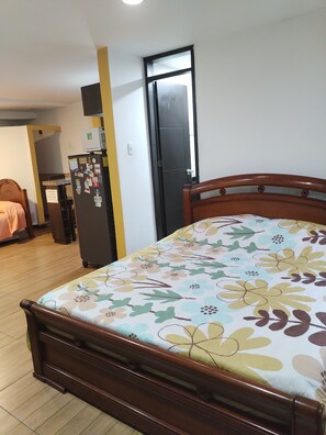 1 slaapkamer, een strijkplank/strijkijzer, wifi, beddengoed